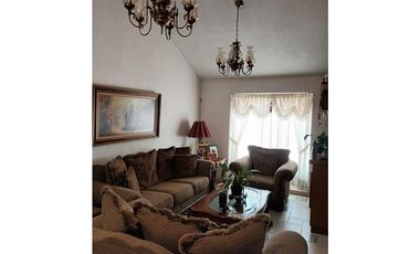 CASA UBICADA  Y CÓMODA CON BUENOS ESPACIOS