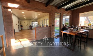Linda Parcela con 2 casas cercana al colegio Alborada