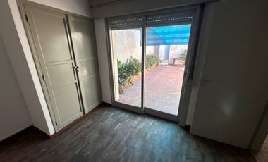 ALQUILER| Departamento 2 Dormitorios con PATIO en Villa Cabrera - TAP8044009