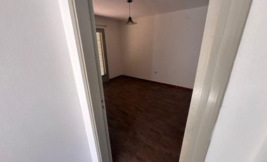 ALQUILER| Departamento 2 Dormitorios con PATIO en Villa Cabrera - TAP8044009