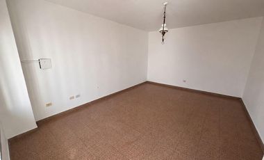 ALQUILER| Departamento 2 Dormitorios con PATIO en Villa Cabrera - TAP8044009