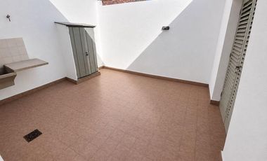 ALQUILER| Departamento 2 Dormitorios con PATIO en Villa Cabrera - TAP8044009