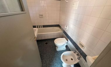 ALQUILER| Departamento 2 Dormitorios con PATIO en Villa Cabrera - TAP8044009