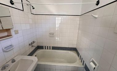 ALQUILER| Departamento 2 Dormitorios con PATIO en Villa Cabrera - TAP8044009