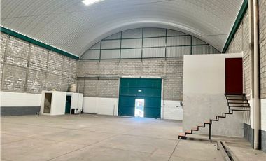 Bodega en renta con oficinas sobre corredor FINSA