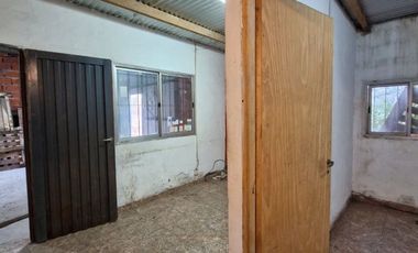 GALPÓN CON OFICINA Y VIVIENDA DE 3 AMBIENTES