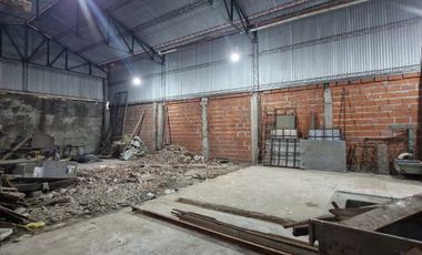 GALPÓN CON OFICINA Y VIVIENDA DE 3 AMBIENTES