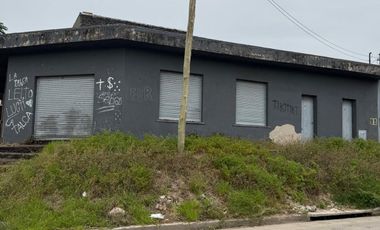 CASA A REFACCIONAR CON LOCAL EN ESQUINA