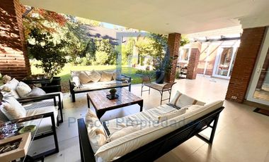 INCREÍBLE CASA EN LA DEHESA CON GRAN JARDÍN Y PISCINA