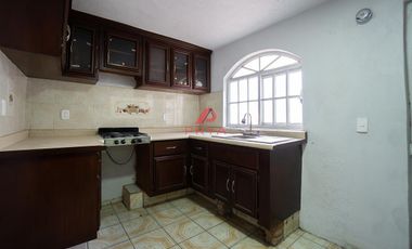 Casa en venta en Santa Paula, Tonalá con espacio independiente para negocio