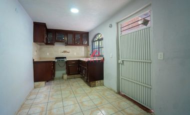 Casa en venta en Santa Paula, Tonalá con espacio independiente para negocio