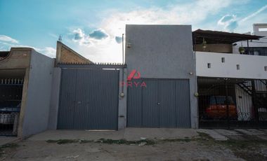 Casa en venta en Santa Paula, Tonalá con espacio independiente para negocio