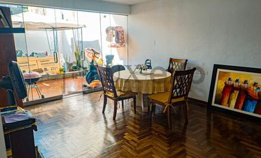 Casa de 4 pisos en Urb. Vista Alegre