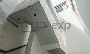 Casa de 4 pisos en Urb. Vista Alegre