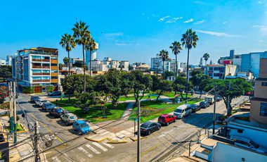 Casa de 4 pisos en Urb. Vista Alegre