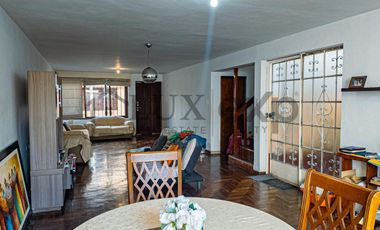 Casa de 4 pisos en Urb. Vista Alegre