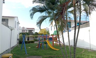 Casa de 2 Pisos con Jacuzzi en Condominio – Flandes