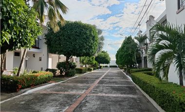 Casa de 2 Pisos con Jacuzzi en Condominio – Flandes