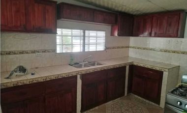 SE ALQUILA AMPLICA CASA EN SANTIAGO