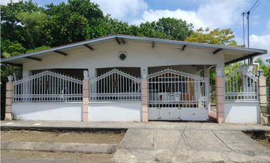 SE ALQUILA AMPLICA CASA EN SANTIAGO