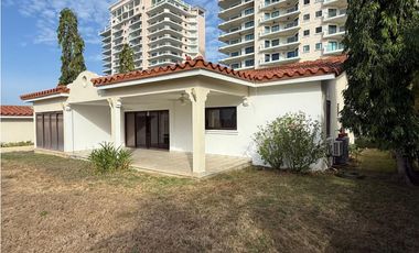 Casa en venta amoblada en PH Vista Mar, San Carlos