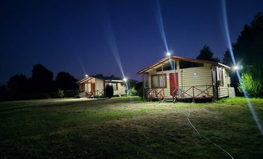 ARRIENDO TERRENO CON DOS CABAÑAS