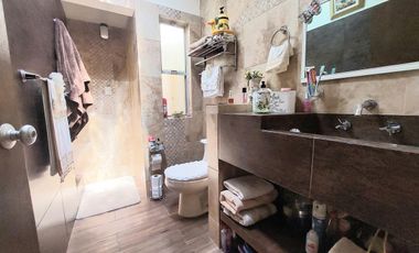 “CASA  DE UN PISO, IDEAL PARA PERSONAS ADULTAS, RECIÉN REMODELADA, LISTA PARA HABITARLA”