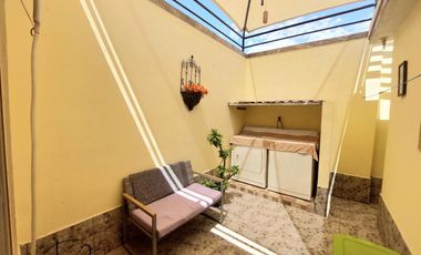“CASA  DE UN PISO, IDEAL PARA PERSONAS ADULTAS, RECIÉN REMODELADA, LISTA PARA HABITARLA”