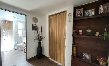 “CASA  DE UN PISO, IDEAL PARA PERSONAS ADULTAS, RECIÉN REMODELADA, LISTA PARA HABITARLA”
