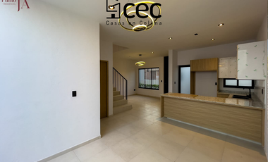 CASA EN VENTA 2 PLANTAS, 3 RECÁMARAS, 2.5 BAAÑOS, COCHERA PARA 2 AUTOS