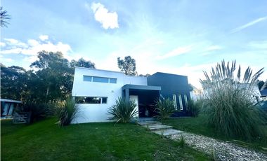 SENDEROS III  COSTA ESMERALDA -MODERNA Y FUNCIONAL CASA CON PILETA