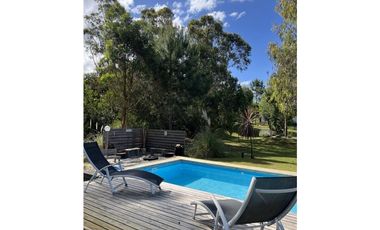 SENDEROS III  COSTA ESMERALDA -MODERNA Y FUNCIONAL CASA CON PILETA