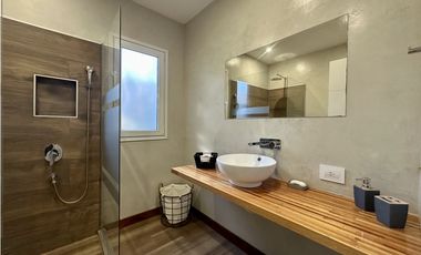SENDEROS III  COSTA ESMERALDA -MODERNA Y FUNCIONAL CASA CON PILETA
