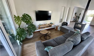SENDEROS III  COSTA ESMERALDA -MODERNA Y FUNCIONAL CASA CON PILETA