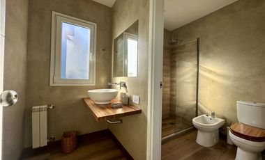 SENDEROS III  COSTA ESMERALDA -MODERNA Y FUNCIONAL CASA CON PILETA