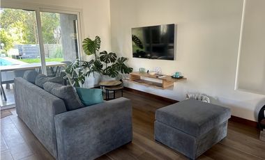 SENDEROS III  COSTA ESMERALDA -MODERNA Y FUNCIONAL CASA CON PILETA