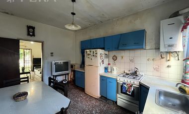 Venta Casa 3 ambientes con local, patio y cochera en Villa Dominico