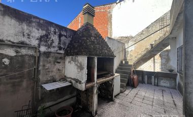 Venta Casa 3 ambientes con local, patio y cochera en Villa Dominico