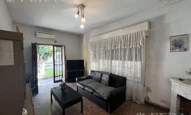 Venta Casa 3 ambientes con local, patio y cochera en Villa Dominico