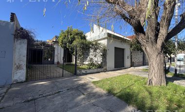 Venta Casa 3 ambientes con local, patio y cochera en Villa Dominico