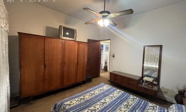 Venta Casa 3 ambientes con local, patio y cochera en Villa Dominico