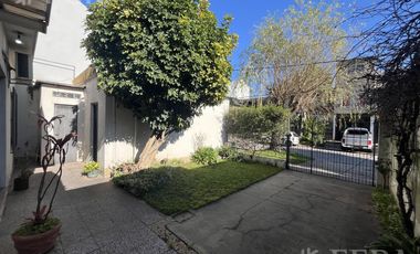 Venta Casa 3 ambientes con local, patio y cochera en Villa Dominico
