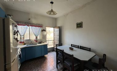 Venta Casa 3 ambientes con local, patio y cochera en Villa Dominico