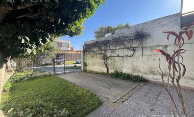 Venta Casa 3 ambientes con local, patio y cochera en Villa Dominico