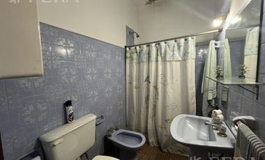 Venta Casa 3 ambientes con local, patio y cochera en Villa Dominico
