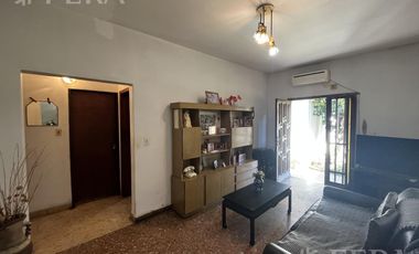 Venta Casa 3 ambientes con local, patio y cochera en Villa Dominico