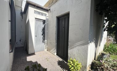 Venta Casa 3 ambientes con local, patio y cochera en Villa Dominico