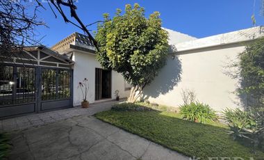 Venta Casa 3 ambientes con local, patio y cochera en Villa Dominico