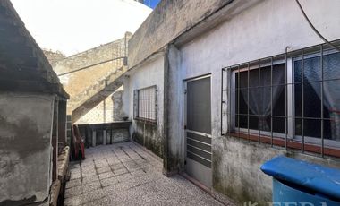 Venta Casa 3 ambientes con local, patio y cochera en Villa Dominico