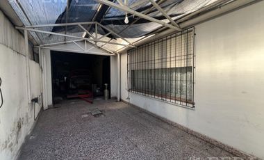 Venta Casa 3 ambientes con local, patio y cochera en Villa Dominico